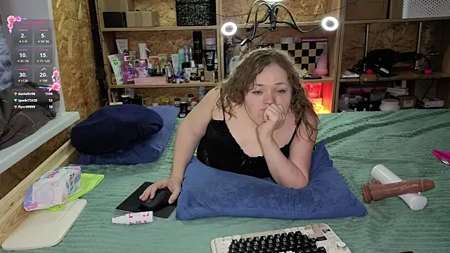 MiniNatalie online show from December 2025 06:30:01 PM