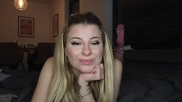 Snapshot of Mia-Minou chatting on February 2025 11:04:02 PM Mia-Minou online show from February 2025 11:04:02 PM