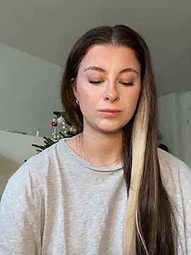 Mia-Minou online show from November 2025 12:27:01 PM