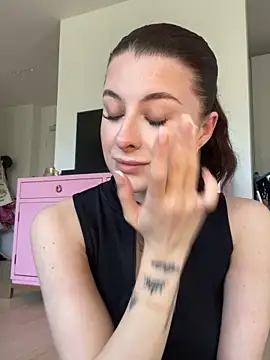 Mia-Minou online show from March 2026 11:18:02 AM