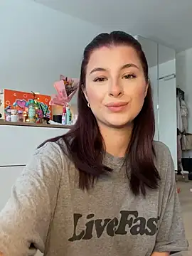 Mia-Minou online show from January 2026 01:04:02 PM