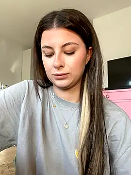 Mia-Minou online show from November 2025 12:49:01 PM