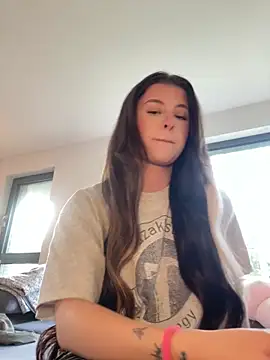 Mia-Minou online show from November 2025 12:38:01 PM