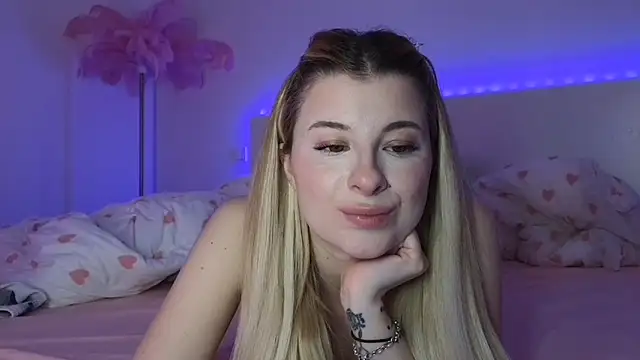 Snapshot of Mia-Minou chatting on March 2025 09:00:02 PM Mia-Minou online show from March 2025 09:00:02 PM
