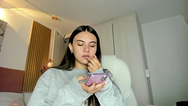 mia nevaeh online show from April 2026 08:37:01 PM