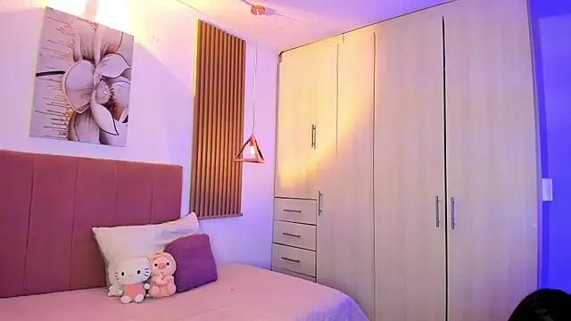 mia nevaeh online show from November 2025 04:10:05 PM