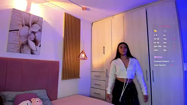 mia nevaeh online show from November 2025 09:15:02 PM