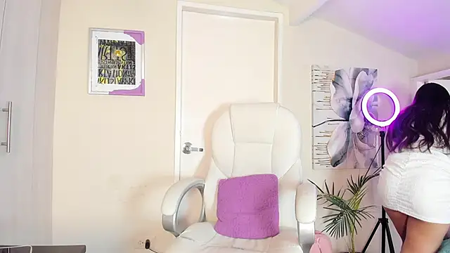 mia nevaeh online show from November 2025 08:56:01 PM