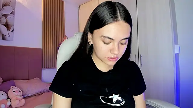 mia nevaeh online show from April 2026 05:32:01 PM