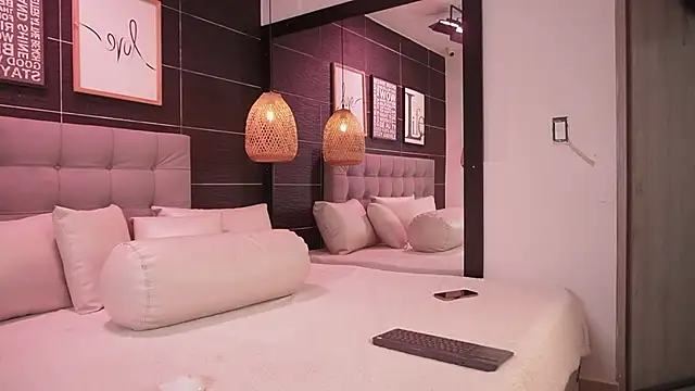 Snapshot of Bella_TS_ chatting on October 2025 10:28:02 PM Bella TS online show from October 2025 10:28:02 PM