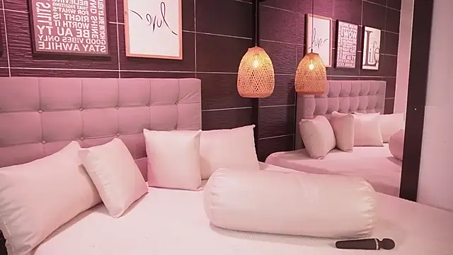 Snapshot of Bella_TS_ chatting on December 2025 09:36:02 PM Bella TS online show from December 2025 09:36:02 PM