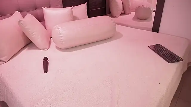 Snapshot of Bella_TS_ chatting on December 2025 10:10:01 PM Bella TS online show from December 2025 10:10:01 PM