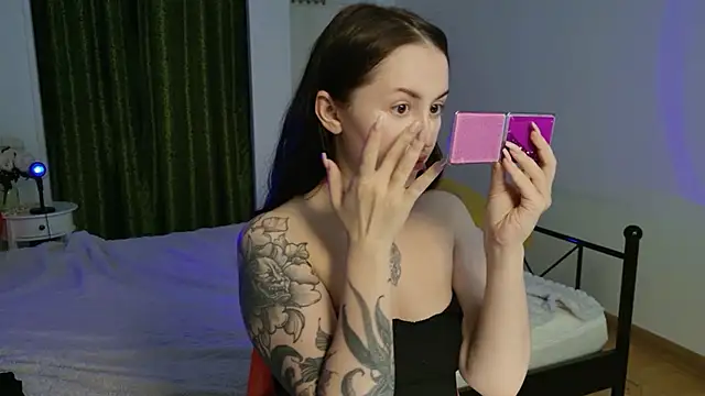 Snapshot of VioletCatt chatting on June 2026 05:52:02 AM VioletCatt online show from June 2026 05:52:02 AM