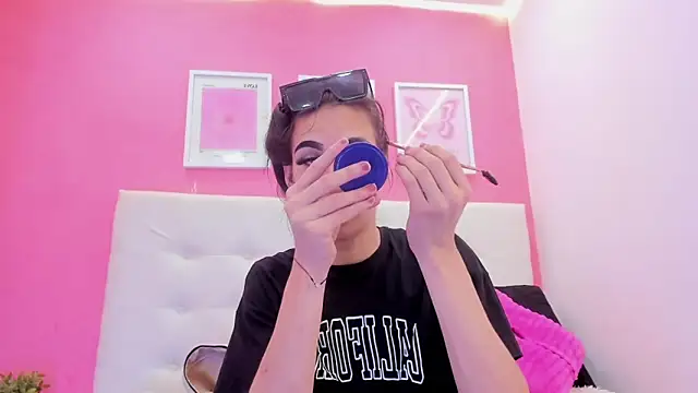 Mia thompson 19 online show from November 2025 05:46:02 PM