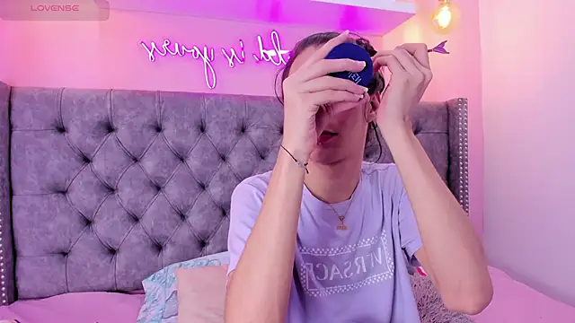 Mia thompson 19 online show from November 2025 05:28:02 PM