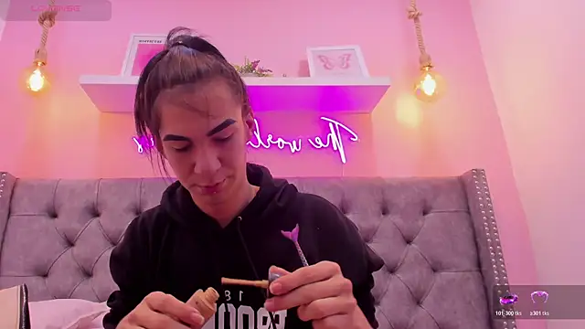 Mia thompson 19 online show from November 2025 02:09:02 PM