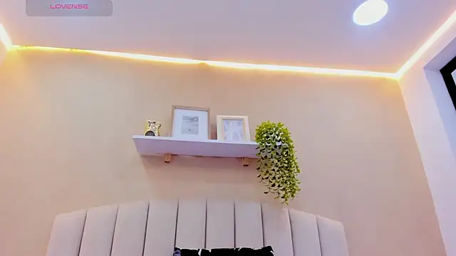 Mia thompson 19 online show from February 2026 07:01:01 PM