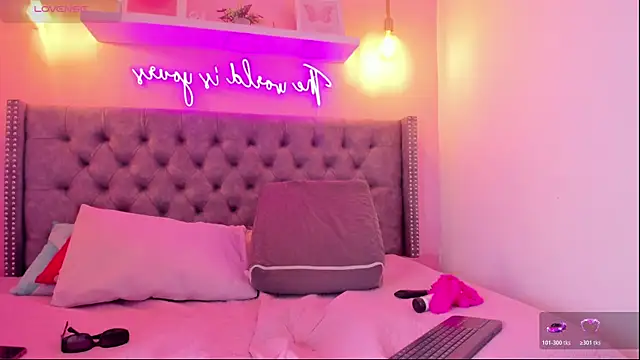 Mia thompson 19 online show from October 2025 01:54:01 PM