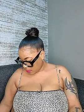 Snapshot of ExclusiveLeexx chatting on February 2025 08:42:02 PM ExclusiveLeexx online show from February 2025 08:42:02 PM