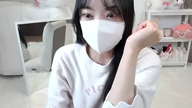 momo room online show from April 2026 10:33:01 AM