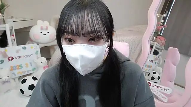 Snapshot of momo_room chatting on March 2025 04:04:01 AM momo room online show from March 2025 04:04:01 AM