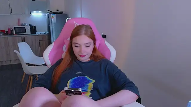 Snapshot of cinnabon_girls chatting on April 2026 04:24:02 PM cinnabon girls online show from April 2026 04:24:02 PM