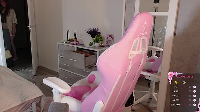 Snapshot of cinnabon_girls chatting on December 2025 03:28:02 AM cinnabon girls online show from December 2025 03:28:02 AM