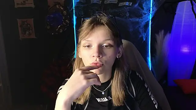 LitaBrom online show from October 2025 02:01:02 AM