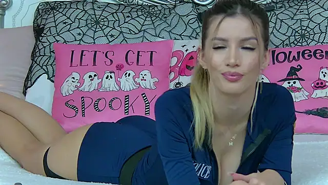 IvySamek online show from October 2025 06:16:01 PM