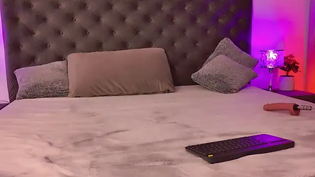 Snapshot of KrisNoir chatting on November 2025 09:58:01 AM KrisNoir online show from November 2025 09:58:01 AM