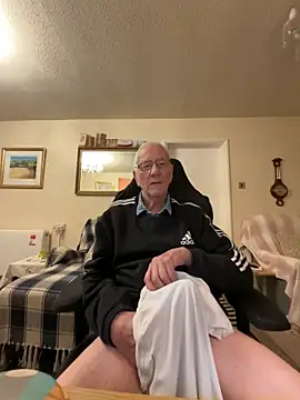 Snapshot of cutaboverest chatting on February 2026 06:19:01 PM cutaboverest online show from February 2026 06:19:01 PM