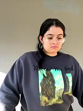 Stephania 18 online show from September 2025 12:25:02 PM