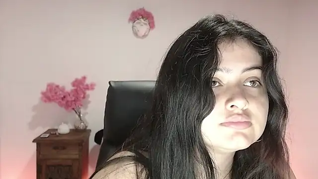 Stephania 18 online show from September 2025 06:23:01 PM