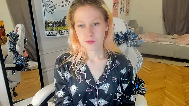Snapshot of Silly__Milly chatting on December 2024 05:10:02 PM Silly  Milly online show from December 2024 05:10:02 PM