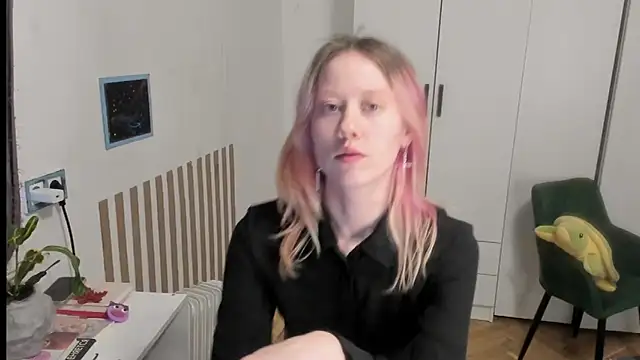 Snapshot of Silly__Milly chatting on June 2026 01:32:01 AM Silly Milly online show from June 2026 01:32:01 AM