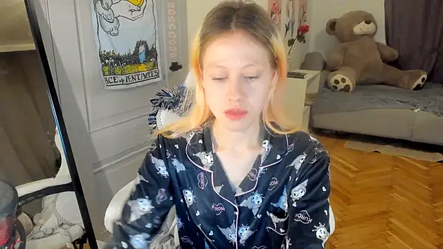 Snapshot of Silly__Milly chatting on December 2024 01:42:02 PM Silly  Milly online show from December 2024 01:42:02 PM