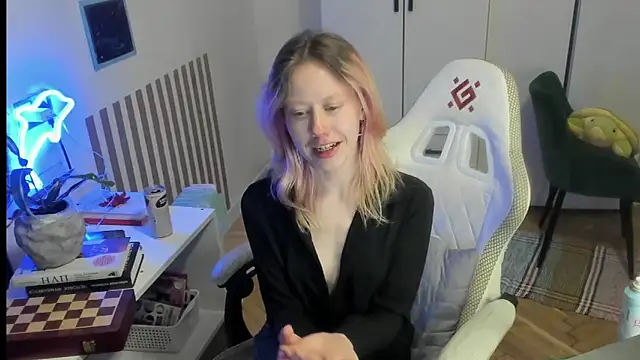 Snapshot of Silly__Milly chatting on June 2026 06:52:02 AM Silly Milly online show from June 2026 06:52:02 AM