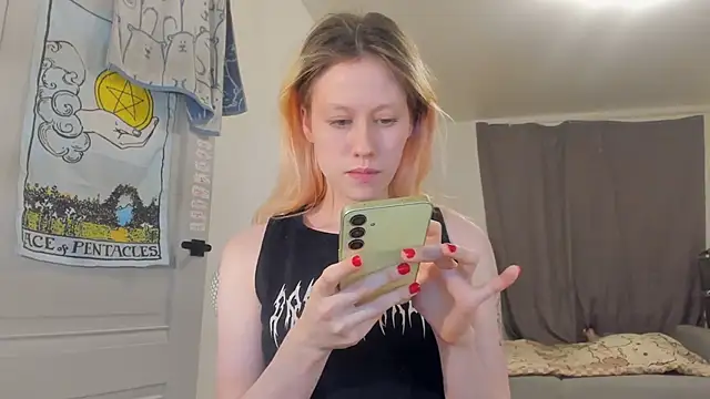 Snapshot of Silly__Milly chatting on December 2024 04:14:02 PM Silly  Milly online show from December 2024 04:14:02 PM