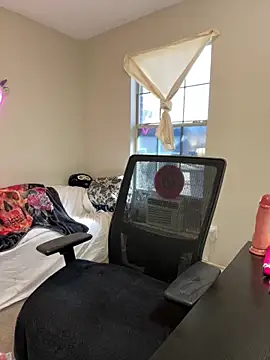 Snapshot of MsStrawbooty chatting on December 2024 06:46:01 PM MsStrawbooty online show from December 2024 06:46:01 PM