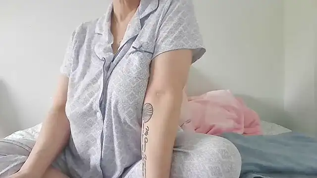 BlueEyezIrish online show from November 2025 07:19:01 PM