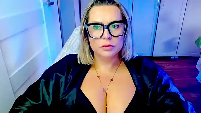 Snapshot of teaseDiana chatting on May 2026 05:23:02 AM teaseDiana online show from May 2026 05:23:02 AM