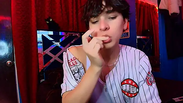 Luke Howland online show from November 2025 12:33:01 AM