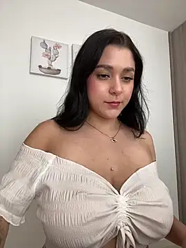 Snapshot of SophiaLaurens chatting on November 2025 05:06:01 PM SophiaLaurens online show from November 2025 05:06:01 PM