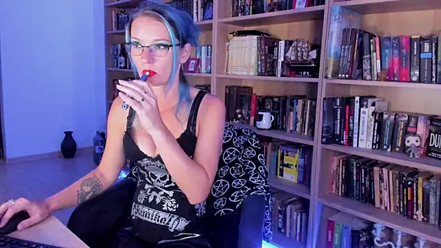 Queen of Hearts1 online show from September 2025 07:46:02 PM