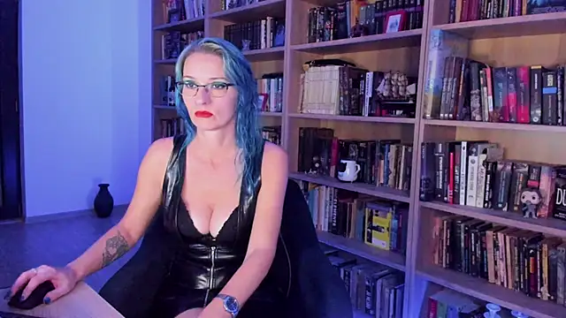 Queen of Hearts1 online show from November 2025 08:46:01 PM