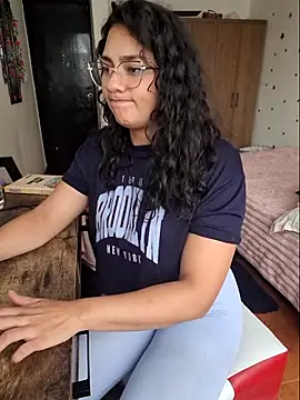 Thaliacooper  online show from November 2025 05:46:01 PM