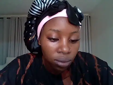 Snapshot of Queen_loveer chatting on May 2026 10:22:01 AM Queen loveer online show from May 2026 10:22:01 AM