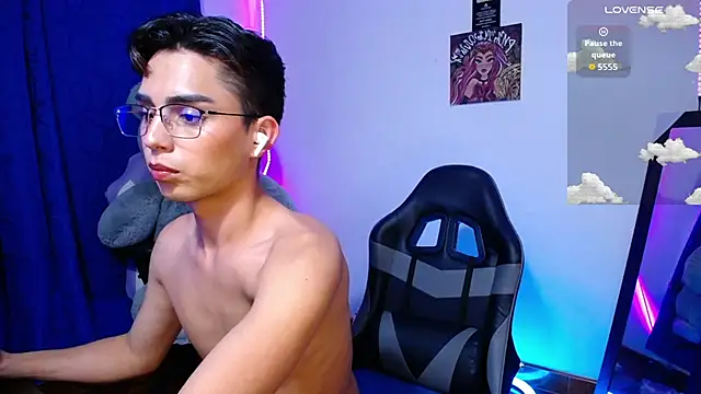 Snapshot of OwenBluee chatting on June 2026 05:19:02 AM OwenBluee online show from June 2026 05:19:02 AM
