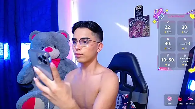 Snapshot of OwenBluee chatting on June 2026 09:20:01 PM OwenBluee online show from June 2026 09:20:01 PM