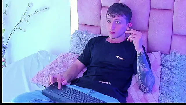Dylanwhite23  online show from February 2025 11:45:01 PM